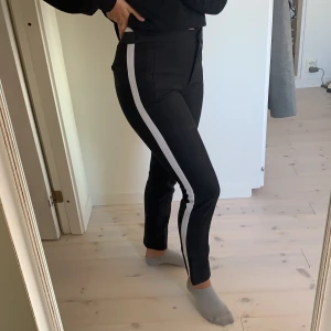 Zara byxor  - Byxor från zara med vit stripe på båda sidorna, i storlek M. Använd ett fåtal gånger så fint skick 🥰🤗köparen står för frakten 