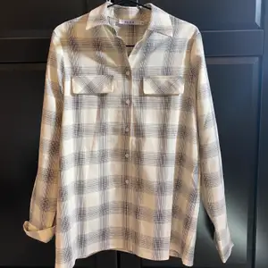 Skjorta från NA-KD, använd bara fåtal gånger och är som ny, köpte den för 400 kr och är slutsåld på hemsidan☺️💙 buda gärna och köparen står för frakten💓