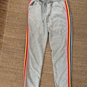 Gråa mjukisbyxor  - Jätte söta gråa mjukisbyxor med en färgglad detalj längst med benet. Använt Max 3 gånger då dom inte riktigt är min stil så är så får som nyskick 🥰