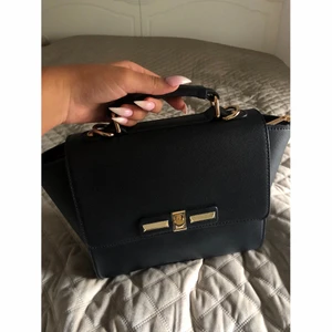 Hand väska - Hand väska köpt i Cypern, super fin och elegant men kommer ej till användning🤍💗