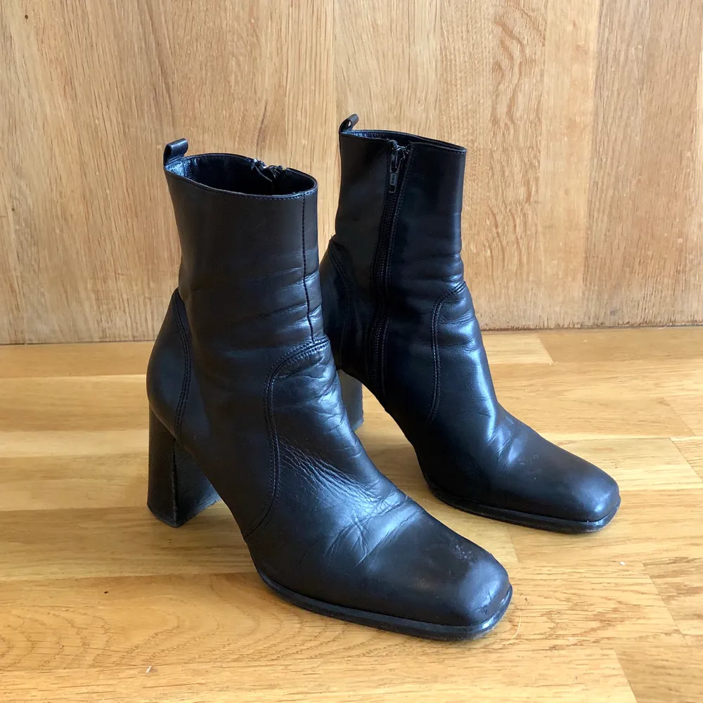 Svarta läder boots som jag köpt second hand men de är i bra skick. Köparen står för frakt eller möts upp i sthlm.<3. Skor.