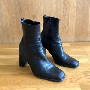 Svarta läder boots som jag köpt second hand men de är i bra skick. Köparen står för frakt eller möts upp i sthlm.<3