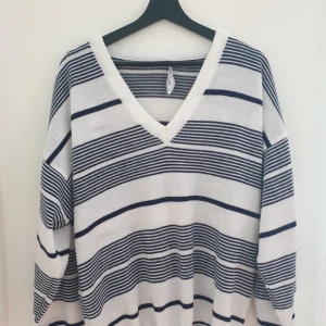 V ringad tröja - Blå-vit randig v ringad tröja! Unisex