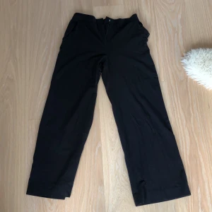 Svarta kostymbyxor - Svarta kostymbyxor med raka ben i ”fint” material.