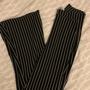 Byxor💕 - Säljer mina randiga utsvängda byxor. jätte fint skick💕