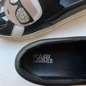 Coola Karl Lagerfeldt slip-on sneakers! Sulan är lite smutsig, men det går nog att göra rent. De har fått små väck där man böjer foten när man går, men annars bra skick! Storlek 39! Nypris: 2 000kr! Köparen får stå för frakten.💜