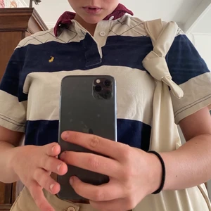 Cool pikétröja  - Ascool pikétröja från raulph lauren. Den är i strl L i barnstorlek vilket jag skulle säga motsvarar S i vanlig storlek.