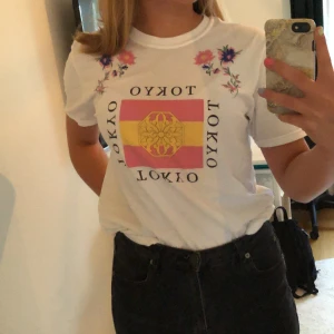 Tröja - T-shirt med tryck. Använt några gånger. Har teyck på framsidan. Frakt tillkommer.