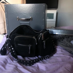 Nunoo liknande väska  - Säljer min noella bag i färgen svart pågrund av för lite användning🥺 köptes på twoangels i Göteborg för 800kr nypris. Är i jättegott skick och både är och ser ut som ny! Väskans mått: höjd 15cm, längd 25cm, djup 7cm💞