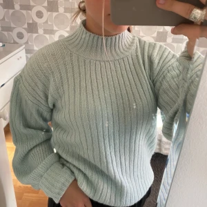 Stickad tröja - Stickad tröja från NAKD, köpt i början av augusti men aldrig använd. Passar bra för en S/M men skulle nog funka för XS också☺️ prislapp sitter kvar, ordinarie pris 299kr