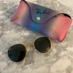 Ray-ban - Ray-bans i gott skick. Kan inte mötas upp om det inte är där jag bor (Tyresö) men kan bjuda på fraktkostnad för att skicka dom. 