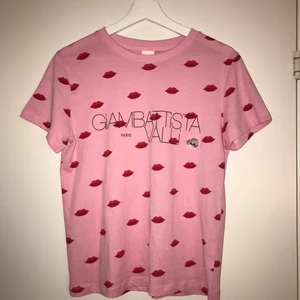 Giambattista Valli T-shirt, limited edition - Söt T-shirt från kollektionen: giambattista valli x hm. Nypris ca 600kr. Aldrig använd. Kan mötas upp elr så står köparen för frakten. 