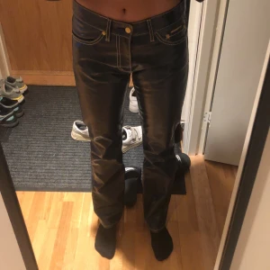 Eytys byxor - Super snygga och långa byxor från Eytys i storlek W30 L34. Använt fåtal gånger o sparsamt använda, där av priset. Nypris; 2000kr