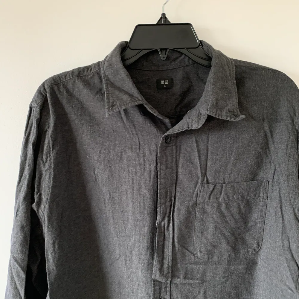 Gråa skjorta. Jag köpte den här till min pojkvän men den är för liten för honom, så den är i grunden ny men tvättad :))  🐝 100% cotton . Skjortor.