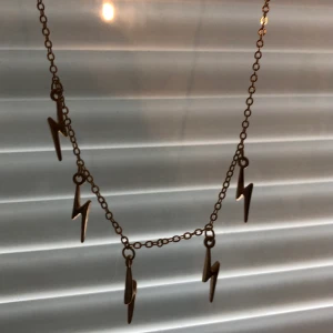 Halsband  - Fint halsband med blixtar på, helt oanvänt!💞