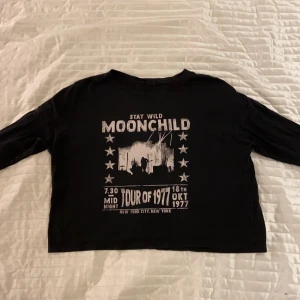 Svart långärmad tröja med tryck - Svart långärmad tröja med tryck. Köpt från Gina Tricot i strl M. Tunt material.