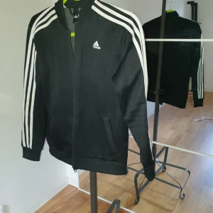 Adidas jacka m luva - Svart jacka m luva, knappt använd