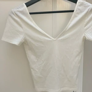 Vit croptop  - Säljer denna superfina toppen från Gina, då den tyvärr är lite liten på mig. V-ringad och ribbat tyg😊