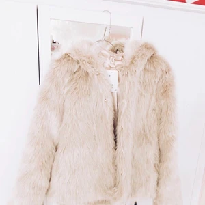 Beige pälsjacka - En beige pälsjacka med luva, storlek 34. Superfin 🥰 +frakt 63