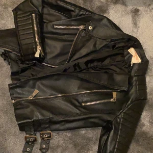 Skinnjacka stl 36 - Superfin jacka i fakeläder köpt ifrån chiquelle för 700kr stl 36 knappt använd och behöver hitta nån som får användning av den mer än mig!