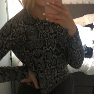 Ormmönstrad tröja - Tröja från HM. Endast använd en gång. Långärmad med lite ”fleece” tyg. Säljer på grund av brist på användning. Mycket bra skick. Frakt: 60 kr
