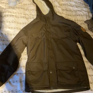 Fjällräven jacka - Säljer nu min fjällräven jacka i storlek XS då den inte kommer till användning längre. Den säljes i befintligt skick (se bilder), logan på armen går att sy på igen ifall du lämnar in jackan till en skräddare. Priset går alltid att förhandla.