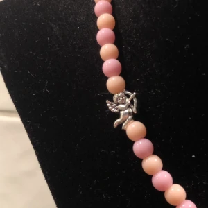 Halsband - Jättefint pärlhalsband med ängelberlocker,finns i fler färger💘🌟49kr +11kr frakt