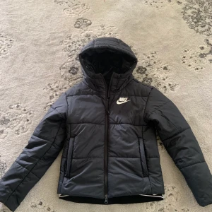 Nike jacka strlk XS - En vinter/höst jacka från Nike. Säljer då jag inte haft andvändning för den. Oanvänd.