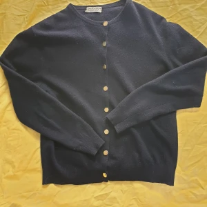 Burberry vintage cardigan - ÄKTA VINTAGE BURBERRY CARDIGAN! Inköpt på 80-talet av min mamma i London. Riktig 60-tals/Jackie känsla, sparsamt använd, och otrolig kvalité. Ett sant samlarplagg. Navy blå med guldfärgade knappar. Ingen verifikation utom tag, därav det billiga priset.
