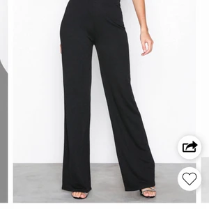 Svarta raka byxor - Helt nya ligger fortfarande kvar i plasten, endast testade. Säljer pga för små på mig, glömde skicka tillbaka dom🥰 skriv om ni vill ha mer bilder