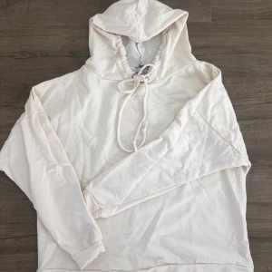 créme hoodie - Oversizes creme hoodie från boohoo, aldrig använd ensdast testad, legat nerpackas i en påse därav skrynklig, snyggt tyck på baksidan