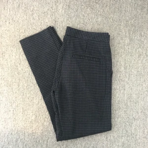 Kostymbyxor - Rutiga kostymbyxor från lindex, storlek 36. Blå/gröna rutor. 50 kr + frakt ✨