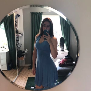 Blå somrig klänning - Superfin blå klänning i storlek 34/36 Strechigt material som anpassar sig efter kroppen och känns lent mot huden. Sparsamt använd och i fint skick! Kan mötas upp i Umeå eller frakta inom Sverige, frakt tillkommer på priset!