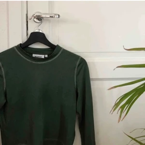 Grön topp - Grön långärmad tröja från weekday med lite ”skimmer” i, som tyvärr inte passar mig🥺 använd max 4 ggr