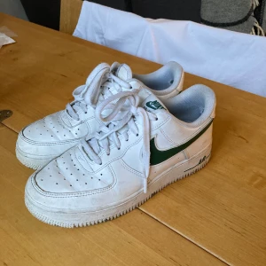 Nike Air force 1 07 - Bra skick. Använd ca 10 ggr. Nypris 1100