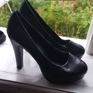 High heels - Högklackade skor. Använda ett par gånger på middagar. Nyskick.