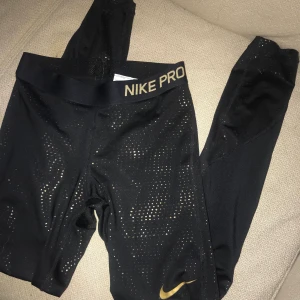 Nike PRO tights  - Snygga och sitter skönt och snyggt. Har en färgrand på ena benet men annars riktigt bra skick 💓 frakt tillkommer på 44 kr:)