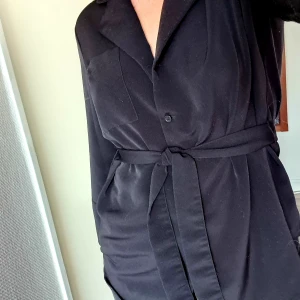 Svart blus - Superfin blus som jag tyvärr använder för lite. Helsvart, blir lite dålig färg på bild. Använd men i fint skick. Köparen står för frakt.