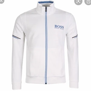 Vit Hugo boss Tröja - Köpt för 1800 kr men säljer för 650 kr pga att den är för stor, den är knappt använd. Storlek M