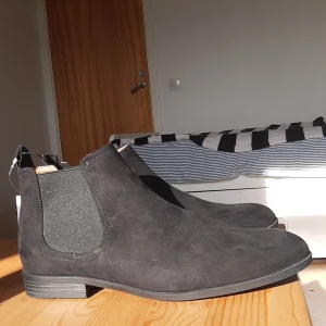 Shoes - New! Size 43