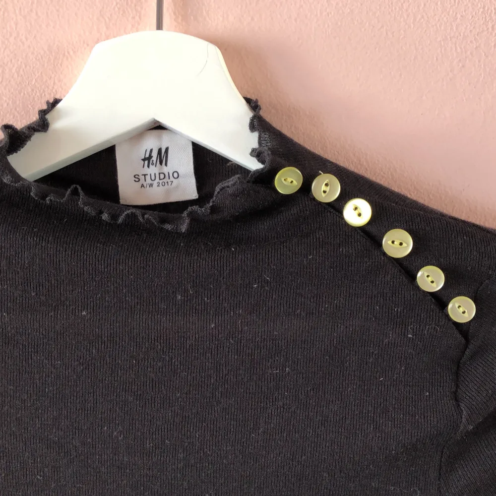 Fin knappt använda tröja med fina tentakler från H&M STUDIO. Jag har bytt ut knapparna från stora pärlor till ljusgula platta knappar. . Stickat.