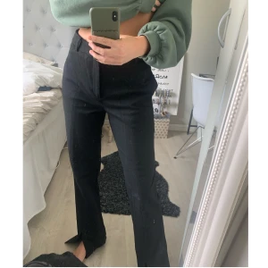 Kostym byxor med slits - Kostymbyxor med slits framtill. Aldrig använda då dem är lite stora på mig! Köpta på zara förra hösten💘💓 kontakta för mer bilder. Bud från 300kr!!! Jag är 1.69cm lång 