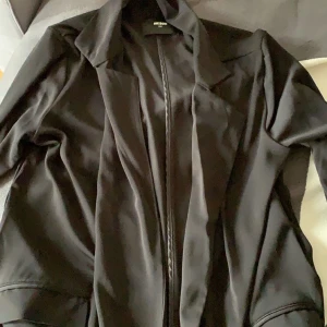Kappa från bikbok XS - En svart kappa som är köpt för ca ett halvår sen. Använd Max 2 ggr, säljer den pga det inte är min stil. Den passar folk som är runt 170 då den är ganska så lång. Köpt för 300kr. Den är perfekt nu mot hösten då den inte är för tunn🍁 skriv för bättre bild:)