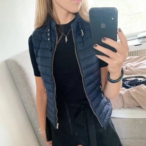 Zara väst  - Jättesnygg väst från Zara som inte längre finns i sortimentet. Bra skick, kan mötas upp eller frakta 