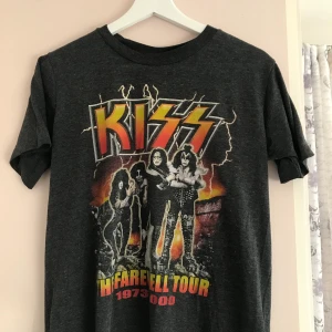Kiss T-shirt - Säljer denna mörkgråa coola Kiss tour t-shirten ⚡️🤟🏼220kr inklusive frakt💛