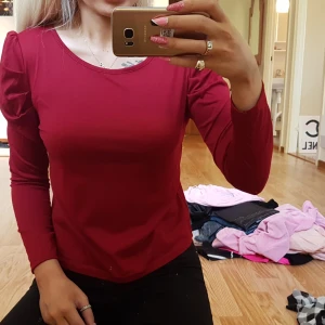 Röd topp  - Jättefin röd topp med puffärmar, storlek S. Använd 1 gång. 90 kr 🌸