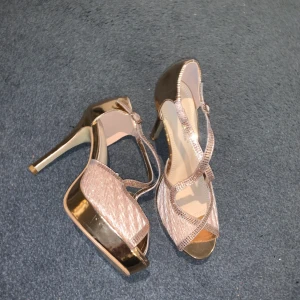 Klackskor - Helt nya klackskor aldrig använda, dock legat i butik ett bra tag så nån ”diamant” har ramlat av. 