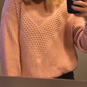 Stickad tröja - Stickad rosa tröja i bra skick! Frakt tillkommer💖