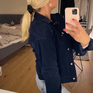 Blå manchesterjacka - Blå manchesterjacka från vero Moda strl s, bra till höst! Nyskick, fraktas!