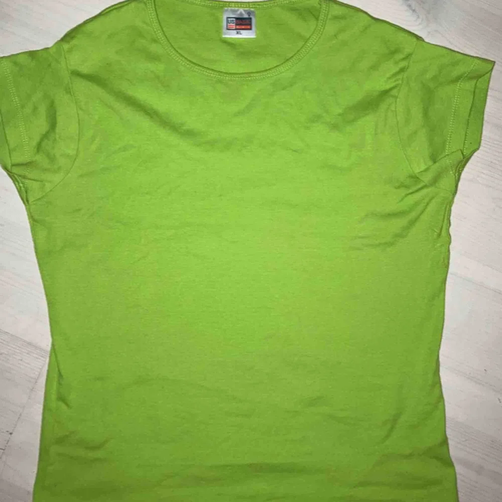 Grön loose futtig t shirt. Passar de flesta storlekarna beroende på hur man vill att den ska sitta . T-shirts.